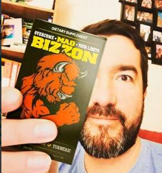 Bărbat încrezător care folosește Mad Bizzon